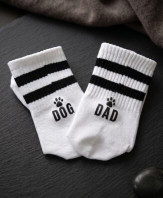 Retro Tennissocken „DOG DAD“ – Weiß mit Statement-Print & Pfote