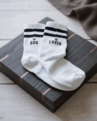 Retro Tennissocken „DOG LOVER – Weiß mit Statement-Print & Pfote, Socken Dog Mom, Accessoires für Hundemenschen, Socken mit Statment Print 02