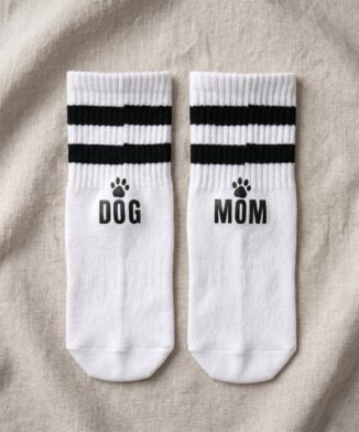 Retro Tennissocken „DOG MOM“ – Weiß mit Statement-Print & Pfote, Socken Dog Mom, Accessoires für Hundemenschen, Socken mit Statment Print 02