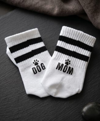 Retro Tennissocken „DOG MOM“ – Weiß mit Statement-Print & Pfote